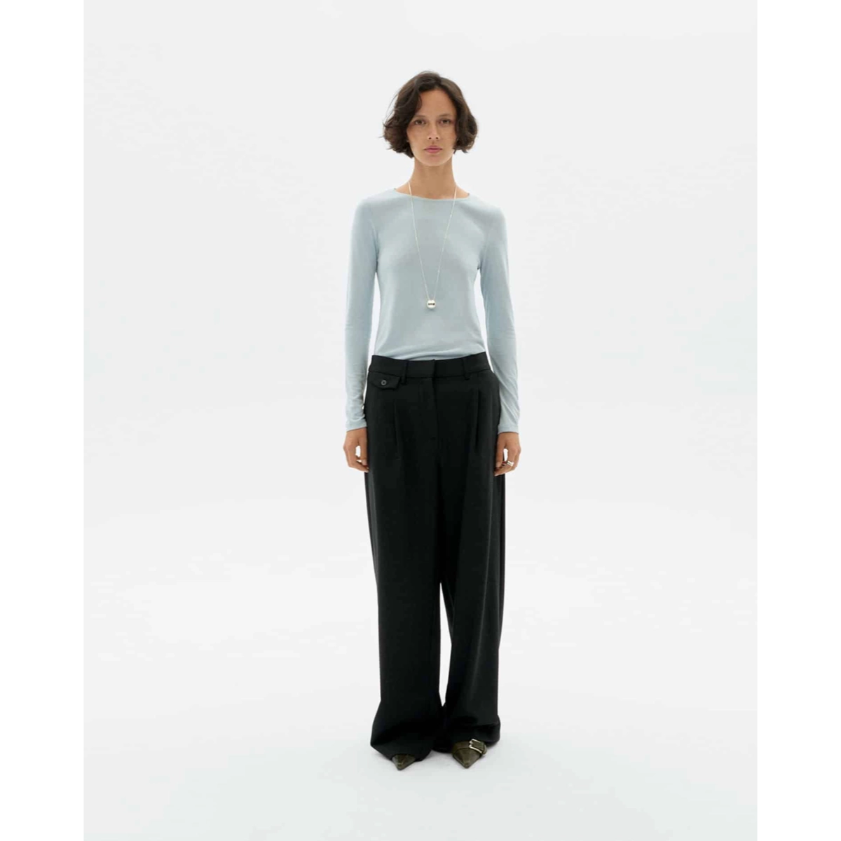 Top, Lange Ärmel, Hellblau, Schwarze Hose, Anhänger-Kette, Langarmshirt, hellblau, Knit, weite schwarze Hose, Kette