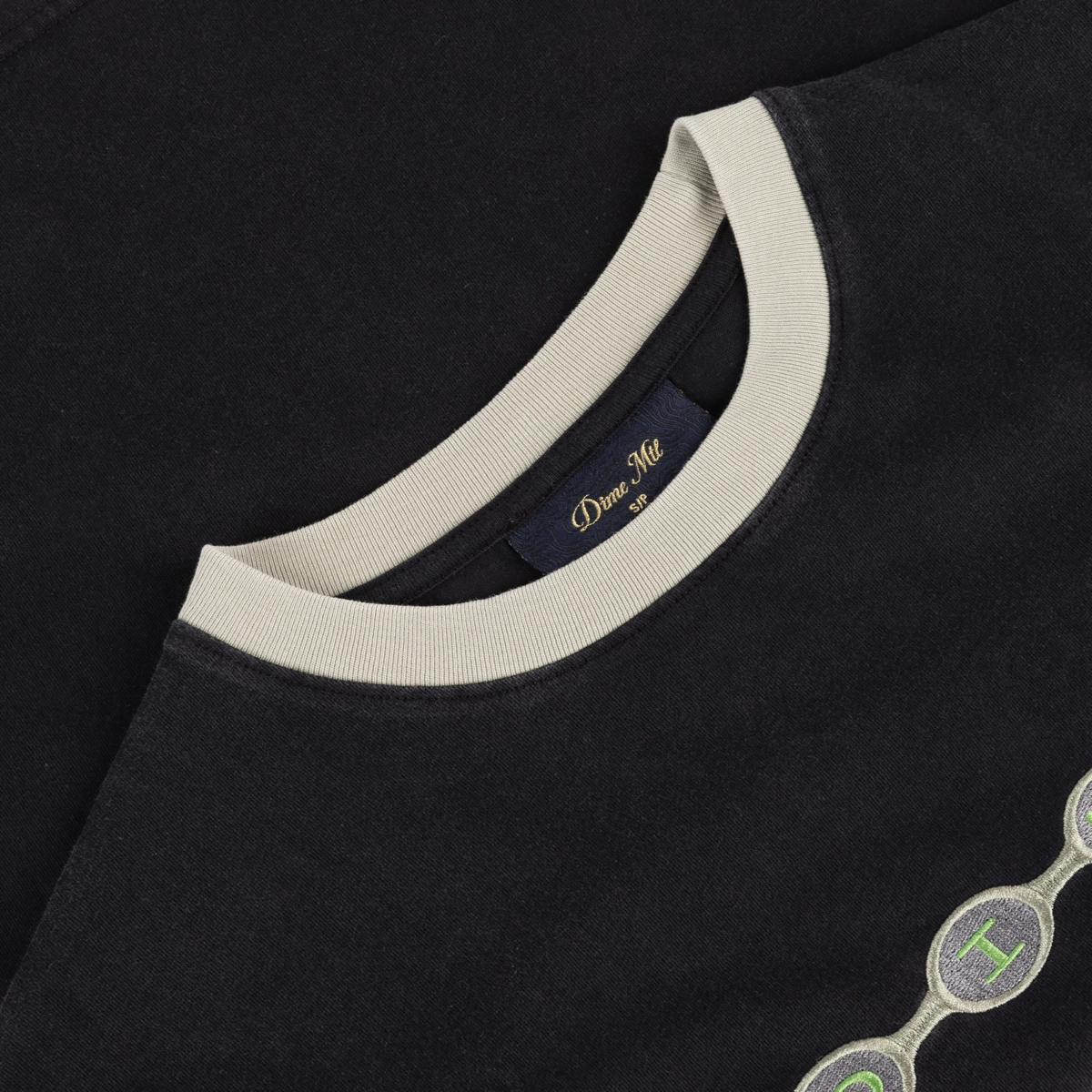 T-shirt à col rond, bleu marine, col beige, décor avec étiquette, T-shirt à col rond, bleu marine, coton, broderie