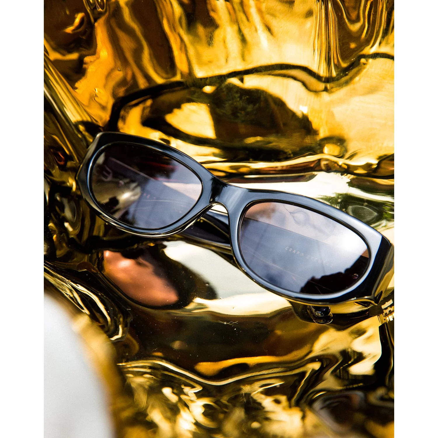 The Funk Punk Sonnenbrille, schwarzer Kunststoffrahmen, dunkle Gläser, ovale Form