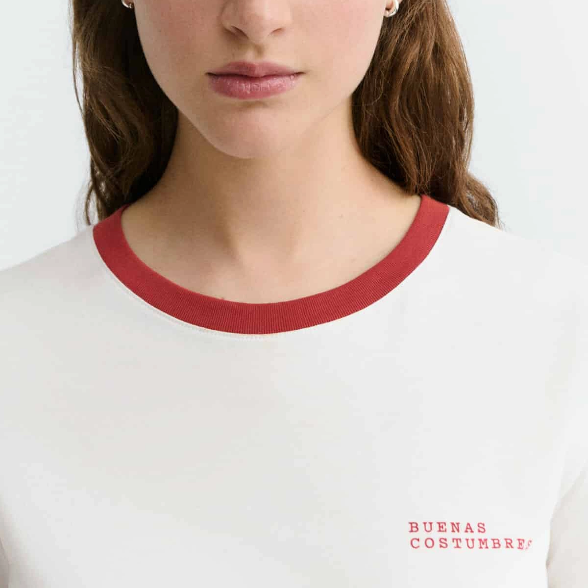 T-shirt à col rond, blanc, bord du col rouge, imprimé, petit logo