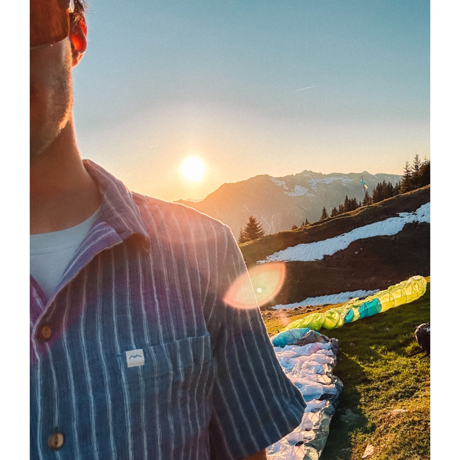 Parapente, coucher de soleil, montagnes, toile de parachute, chemise décontractée