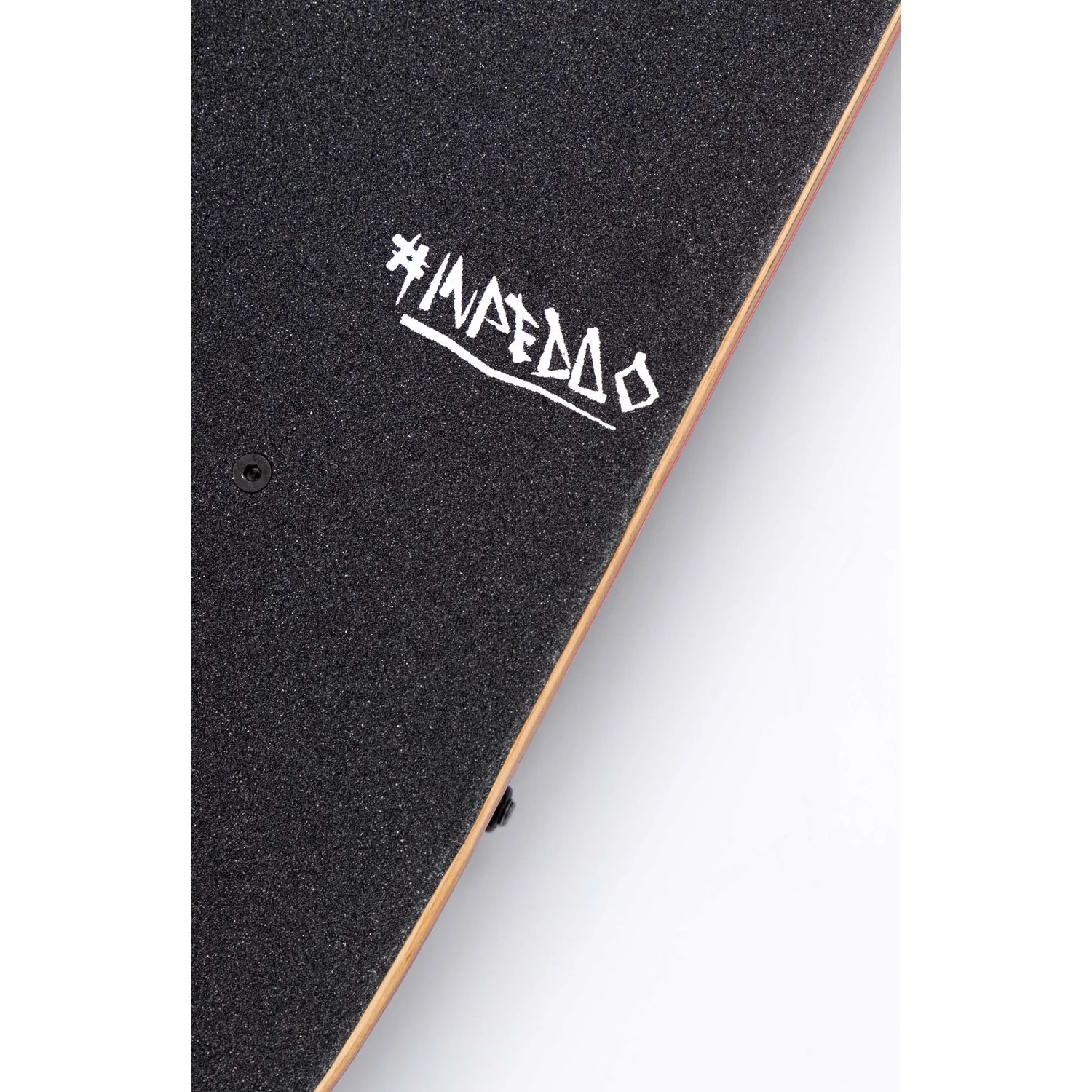 Skateboard, grip noir, planche en bois, surface rugueuse