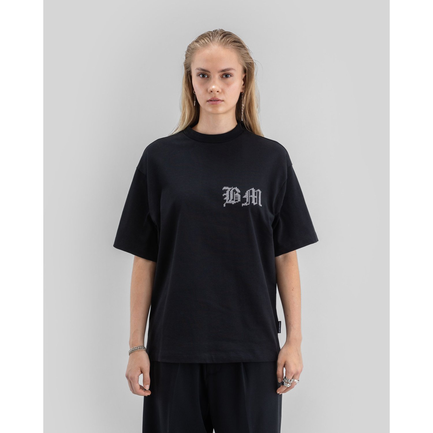 T-shirt noir à manches courtes et col rond, orné d'un logo