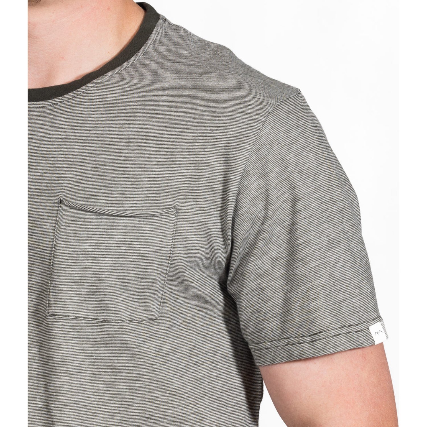 T-shirt, poche poitrine, manches courtes, col rond, gris