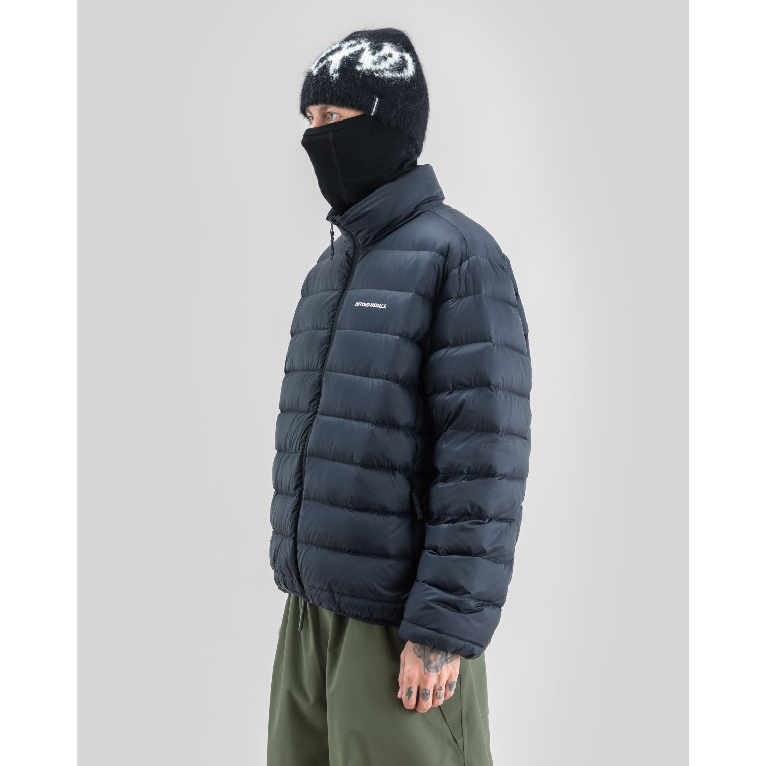 Packable Down Jacket Pufferjacke, Gestepfte Jacke, Dunkelblau, Hoher Kragen, Reißverschlussseite