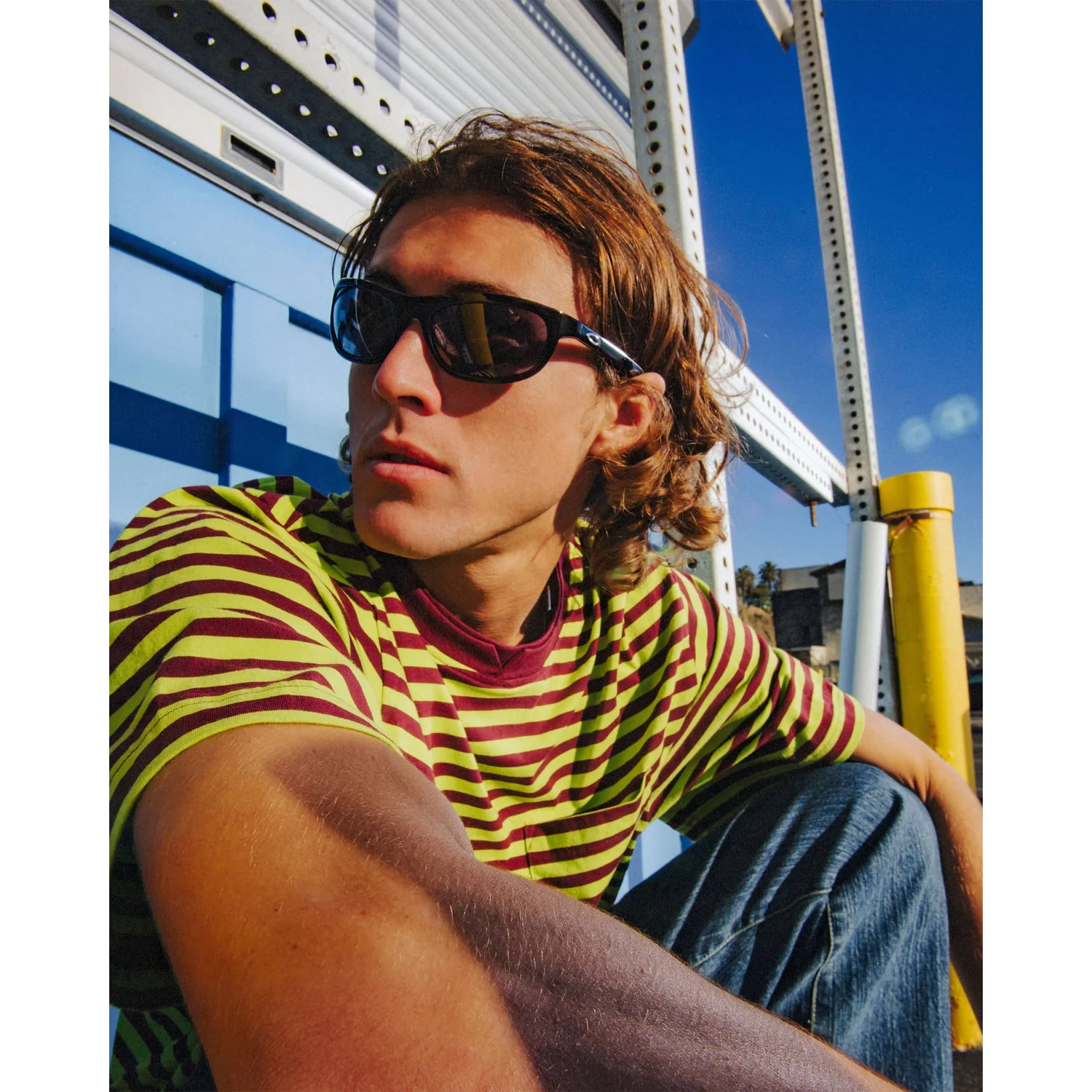 The Chaos Vault Polarized Sonnenbrille, schwarzer Rahmen, getönte Gläser, sportliches Design