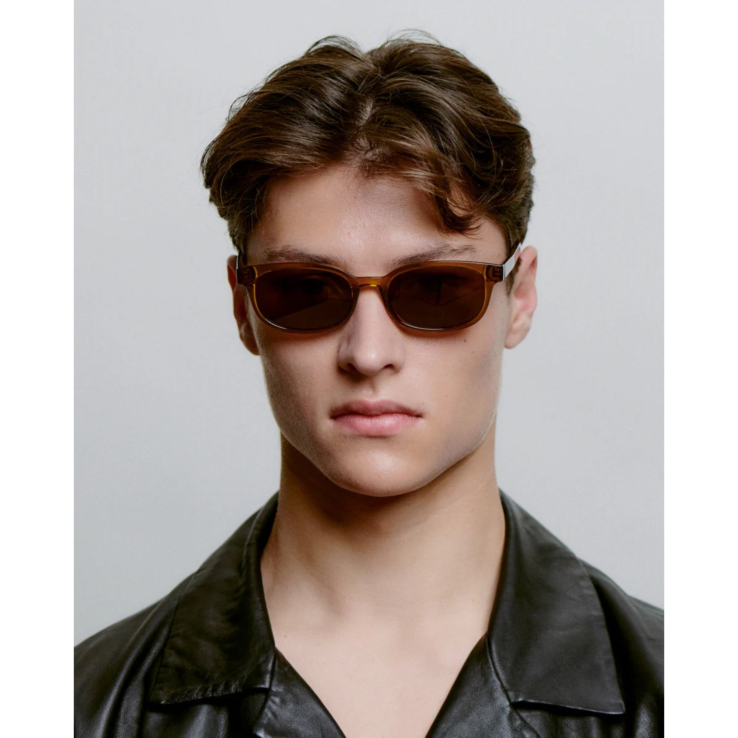 Lunettes de soleil, monture marron, verres rectangulaires, veste en cuir, modèle pour homme
