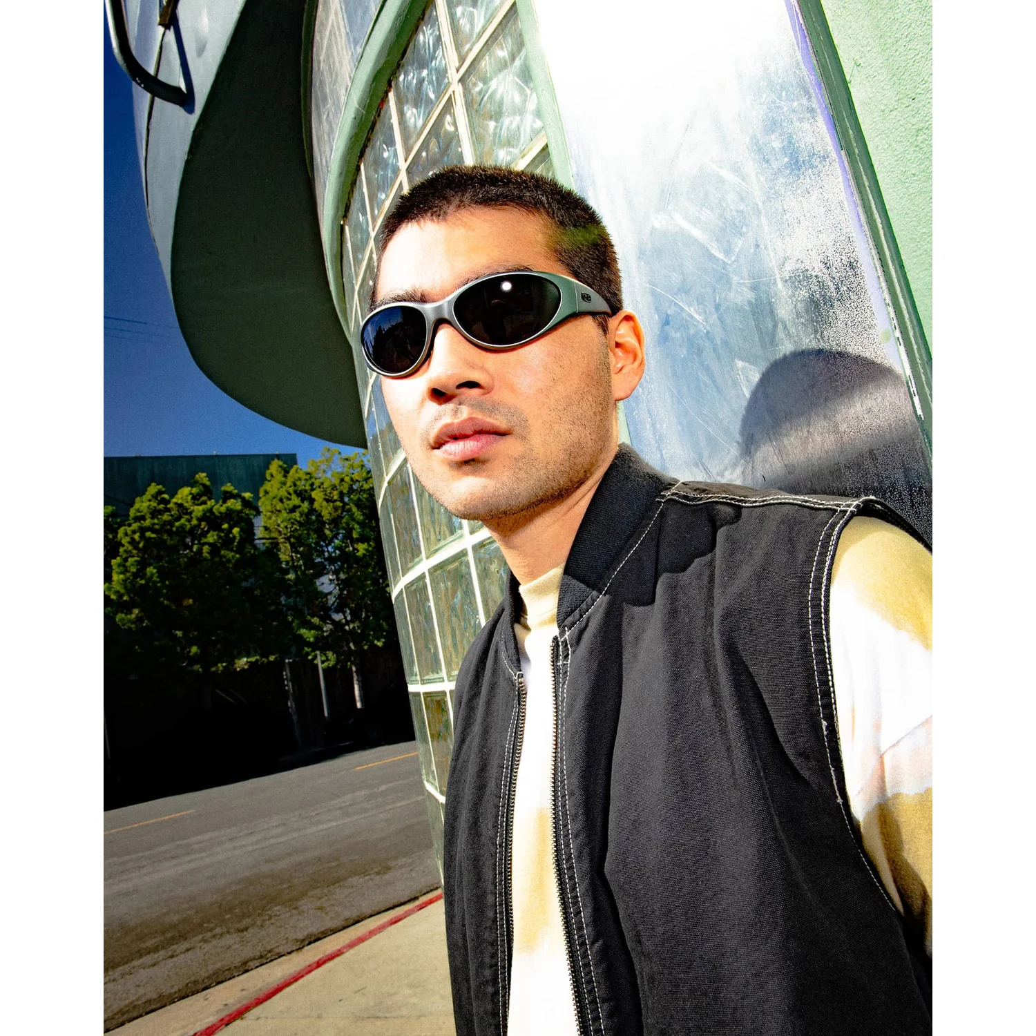 Sonnenbrille, Sportbrille, schwarzer Rahmen, dunkle Gläser, ovale Gläser
