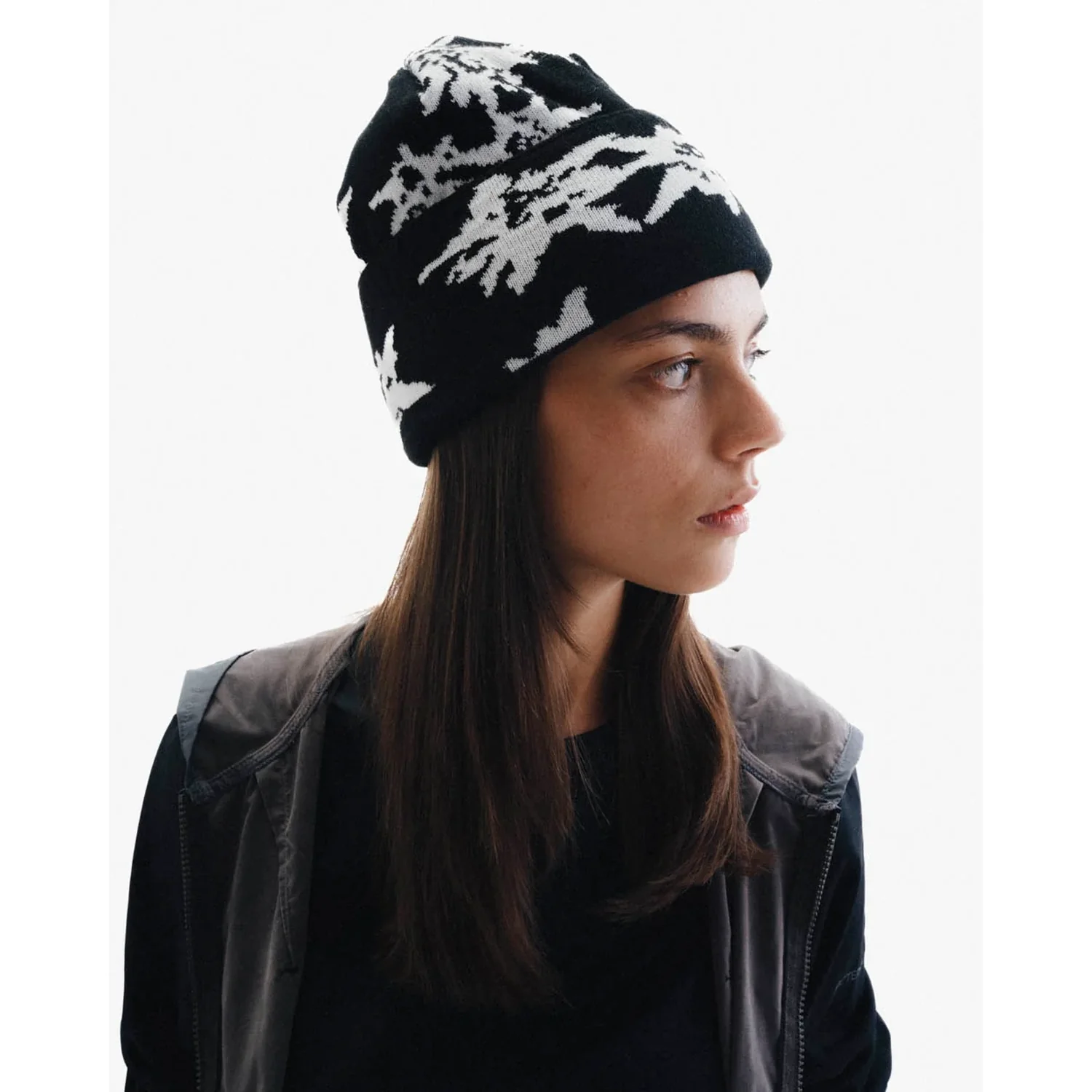 Bonnet en tricot, noir et blanc, à motifs, avec bord rabattu