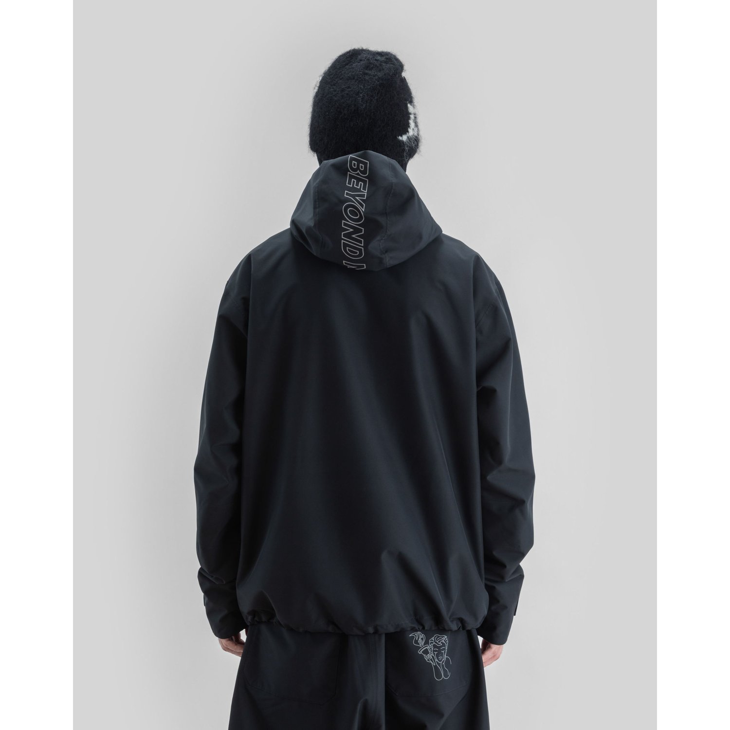 hoodie, windbreaker, schwarz, kapuze, logo auf kapuze