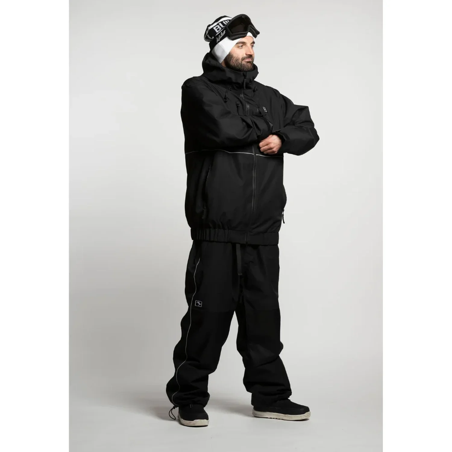 Veste de ski, pantalon de ski, noir, vêtements de neige, détails réfléchissants