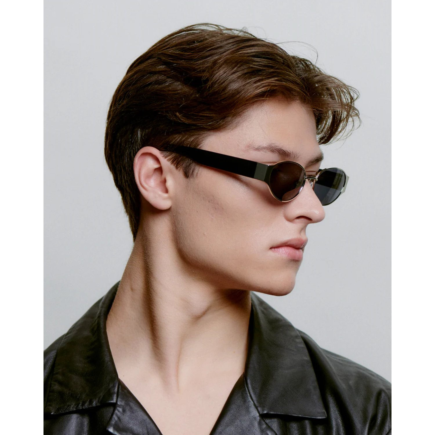 Bella Sonnenbrille, Rahmen, rundlich, schwarz, Lederjacke