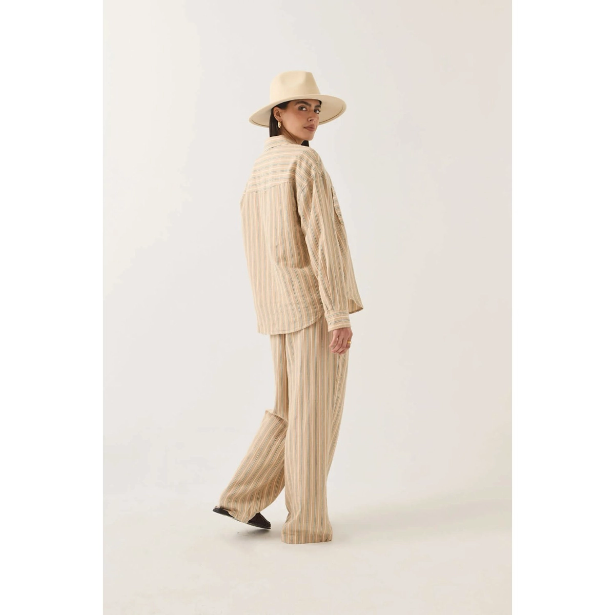 streifen, beige, weite hose, hemd, hut, Beige Streifenanzug, Leinenlook, Weite Hose, Hemd mit Knöpfen, Panamahut