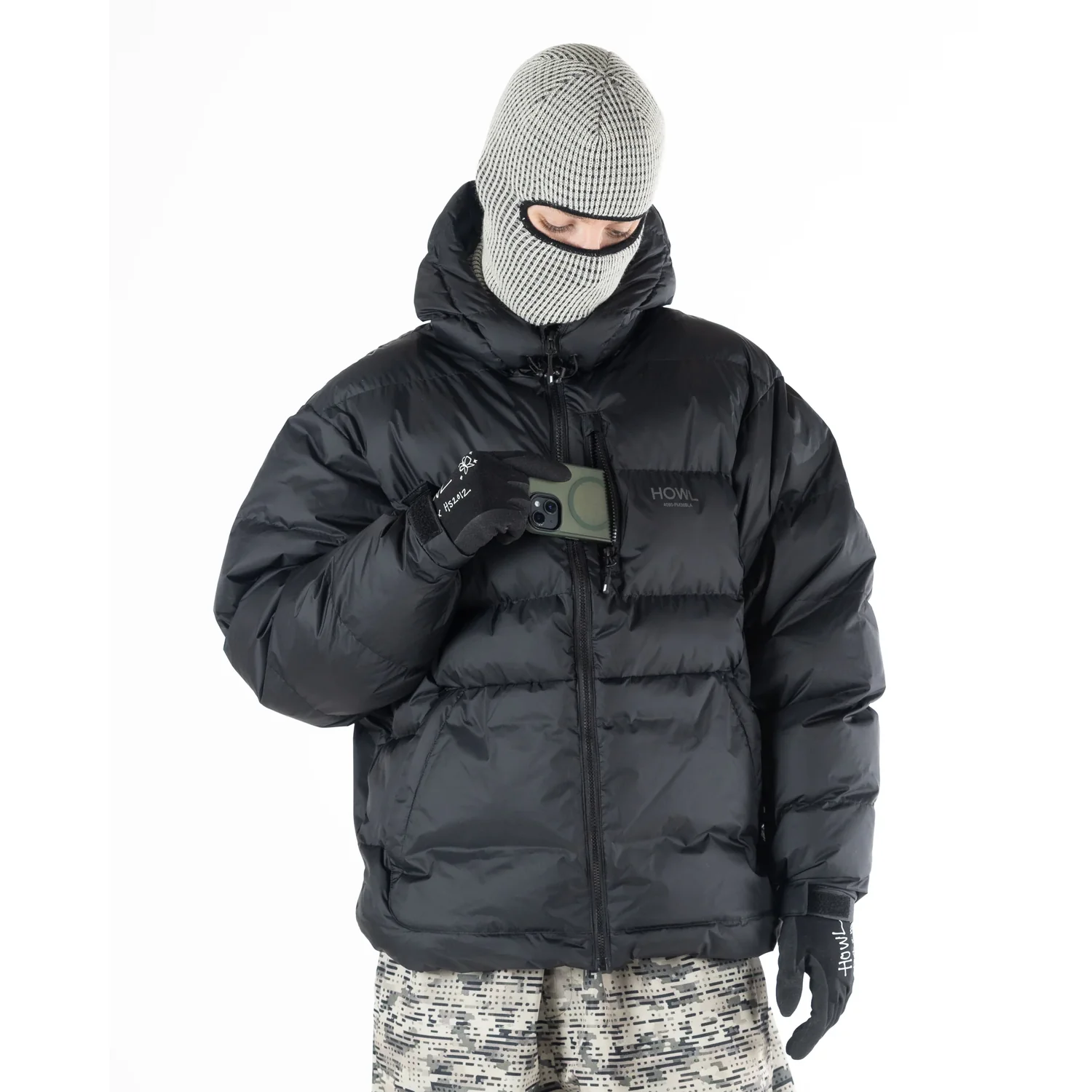 Pufferjacke, Winterjacke, Schwarz, Daunenjacke, Kapuze, Schwarze Daunenjacke, Stehkragen, Reißverschluss, Stricksturmhaube, Musterhose