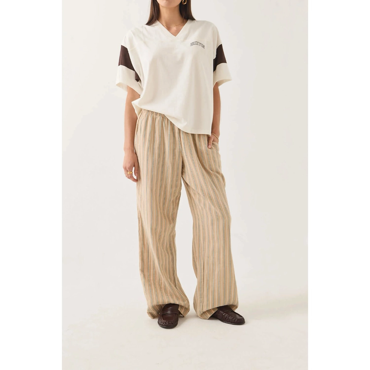 Lounge Pant W Hose, Gestreift, Beige, Weite Passform, Strick-/Jersey-Tunika, T-Shirt, V-Hals, Kurze Ärmel, Weiß, Farbblöcke