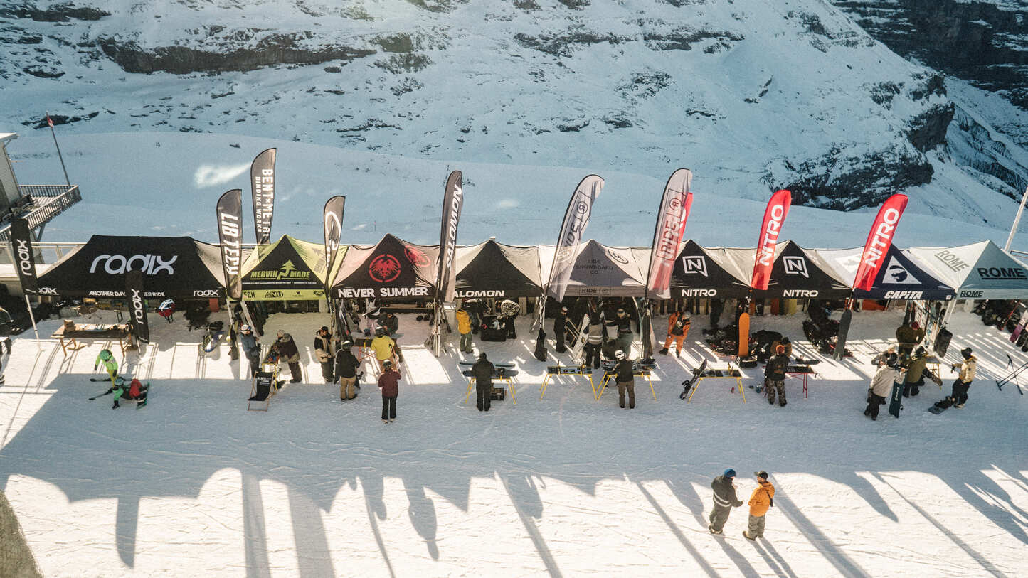 Testweekend-Zelte und Brand-Flaggen im Schnee