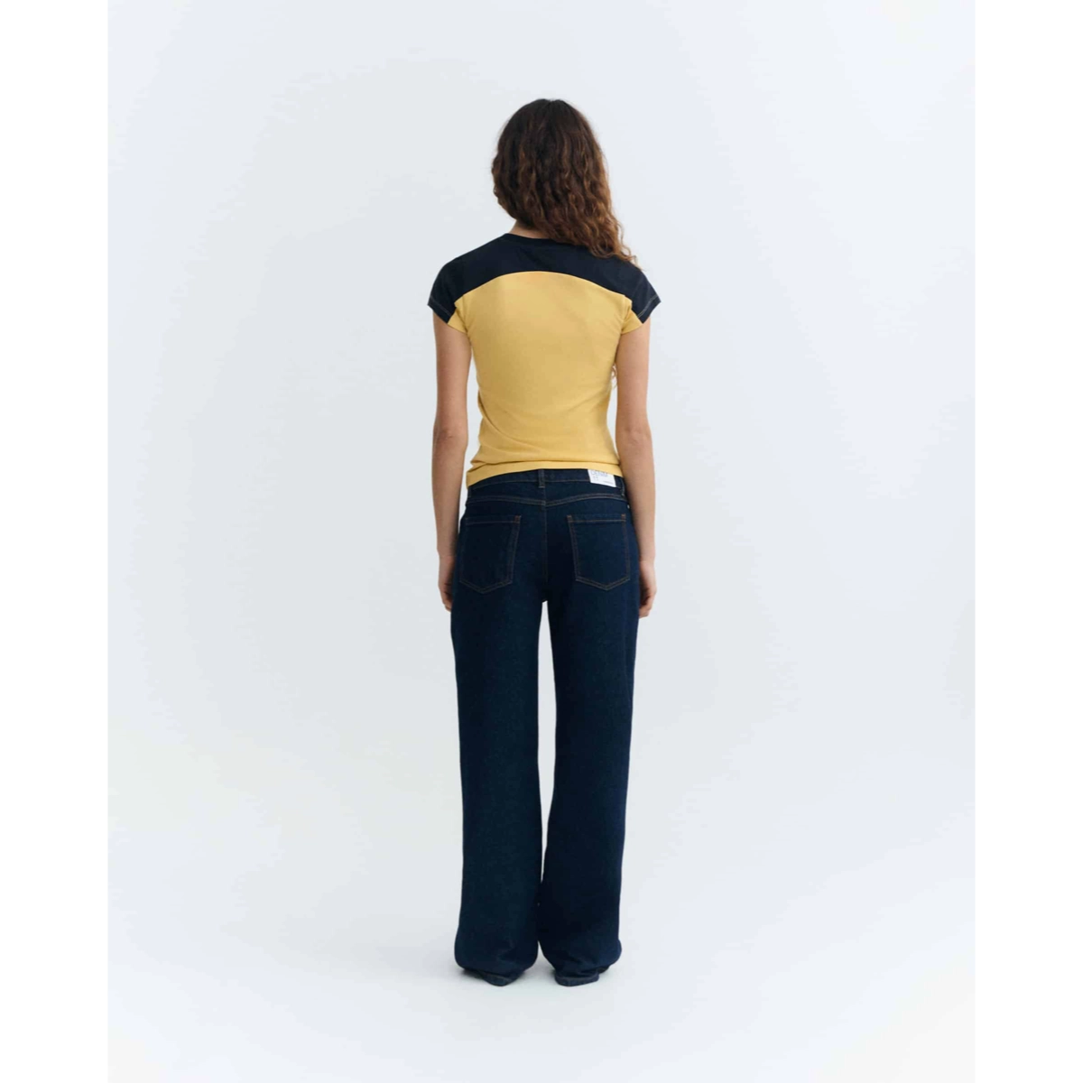 Jeans, Hose, Rückenansicht, Dunkelblau, Jeanstasche, T-Shirt, Kurzarm, Gelb, Schwarz, Jeans