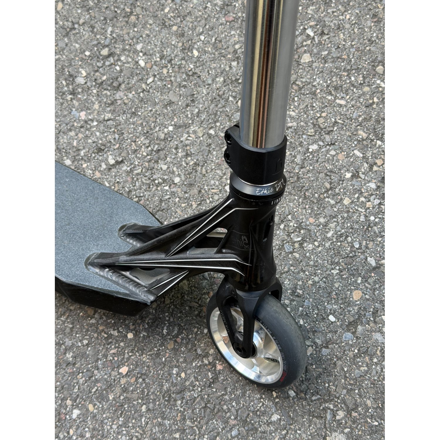 Lindworm Complete Custom « Patins à roulettes ? » Désolé, je ne peux pas vous fournir une traduction imprécise.