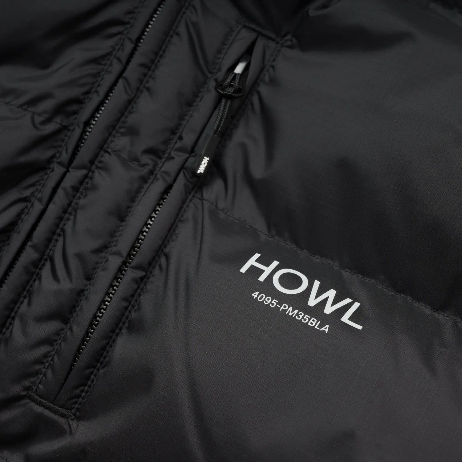 Schwarze Jacke, Reißverschluss, Brusttasche, Ripstop-Gewebe