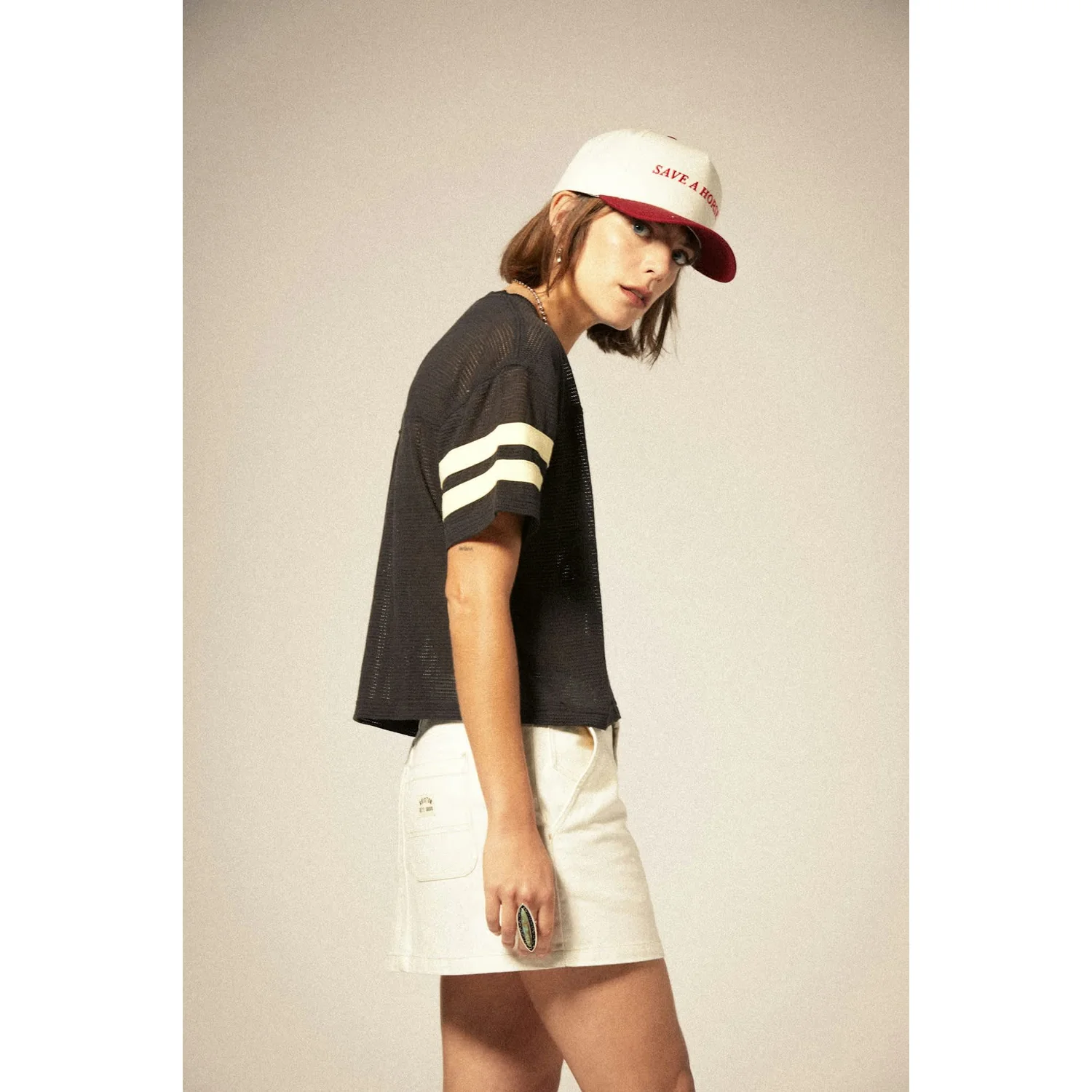 Save A Horse Snapback Casquette de baseball, t-shirt noir, manches rayées, jupe en jean, jupe blanche