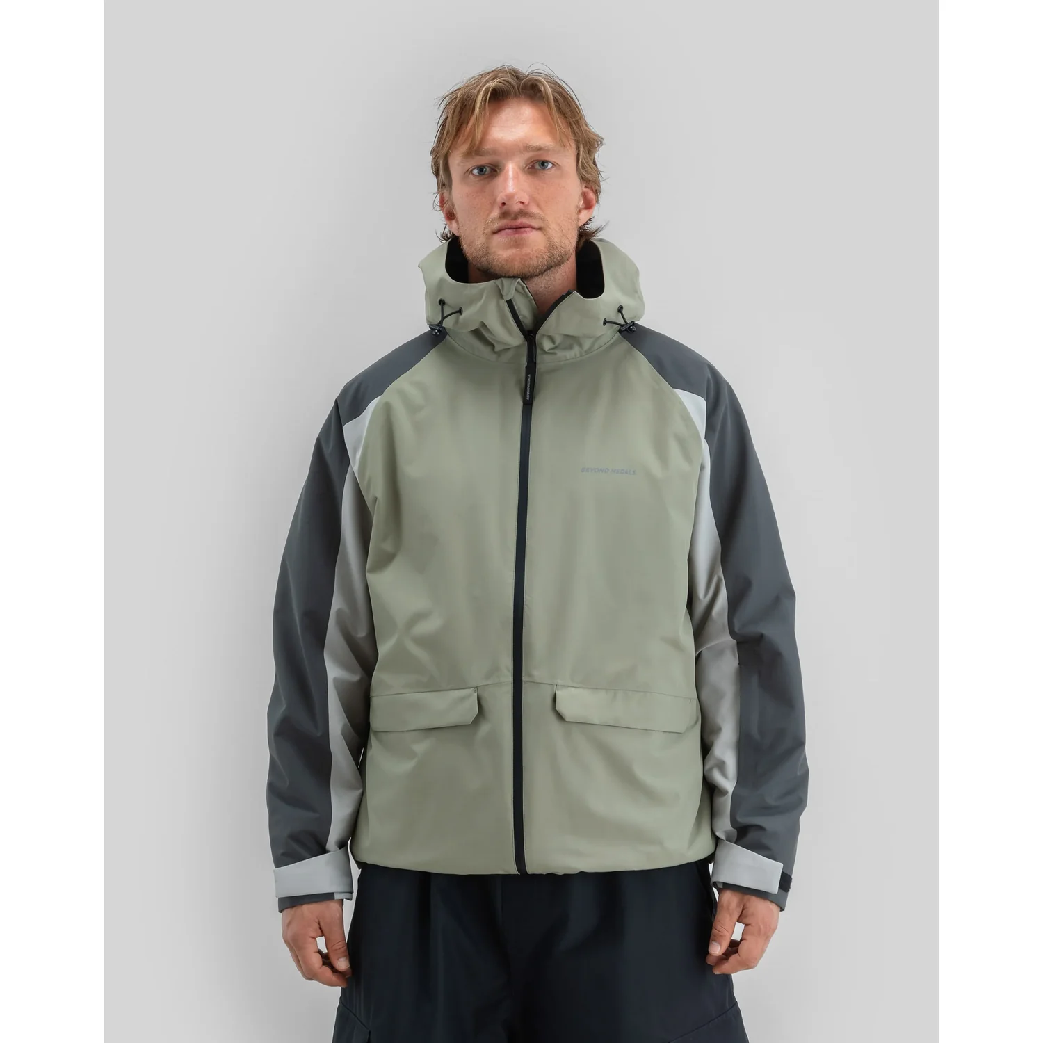 Herrenjacke, Kapuze, Reißverschluss, Olivgrau, Kontrastärmel