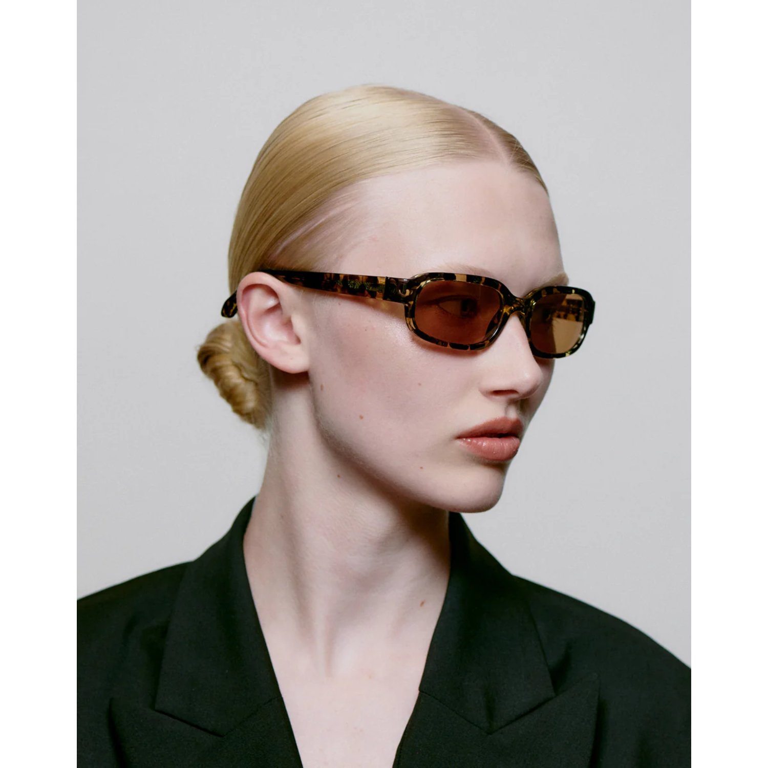 Lunettes de soleil, motif écaille, forme rectangulaire, verres marron, monture en plastique
