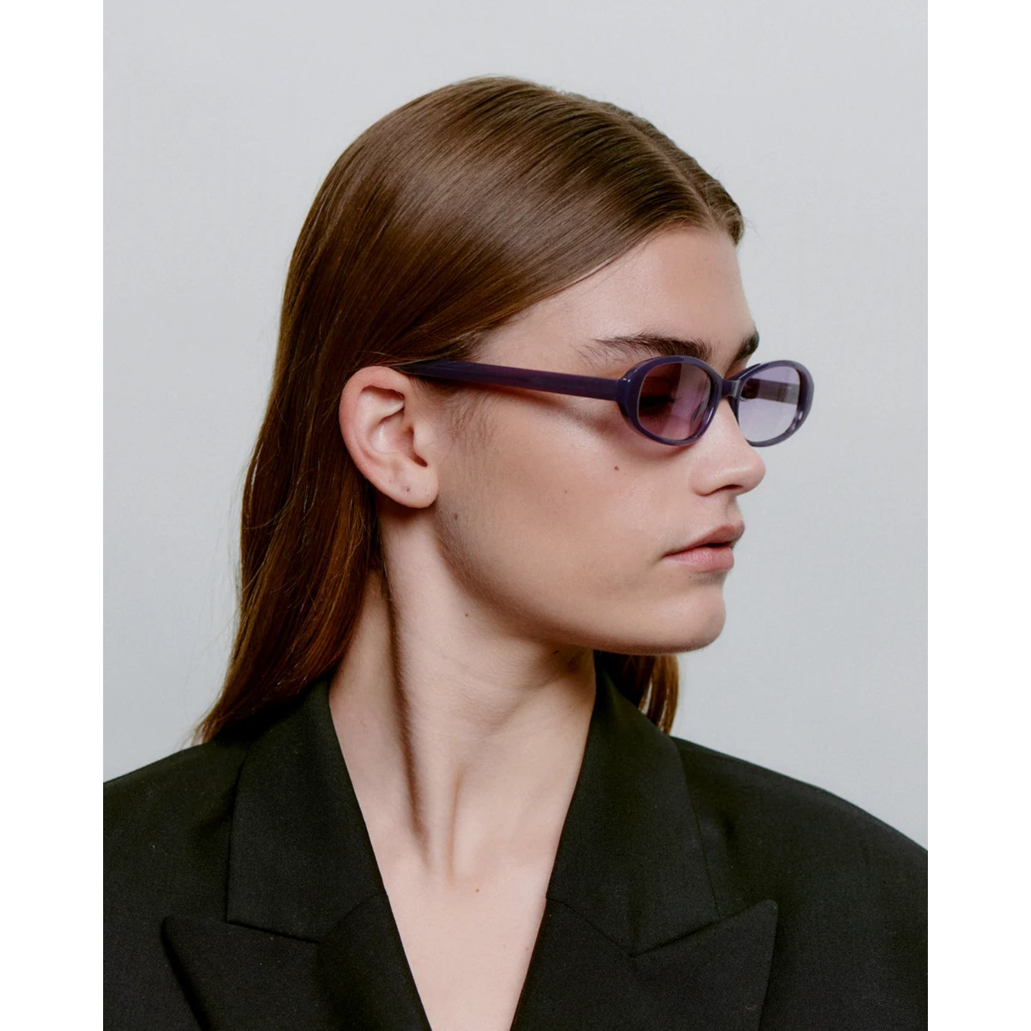 Lunettes de soleil, monture ronde, monture violette, pont nasal, verres foncés