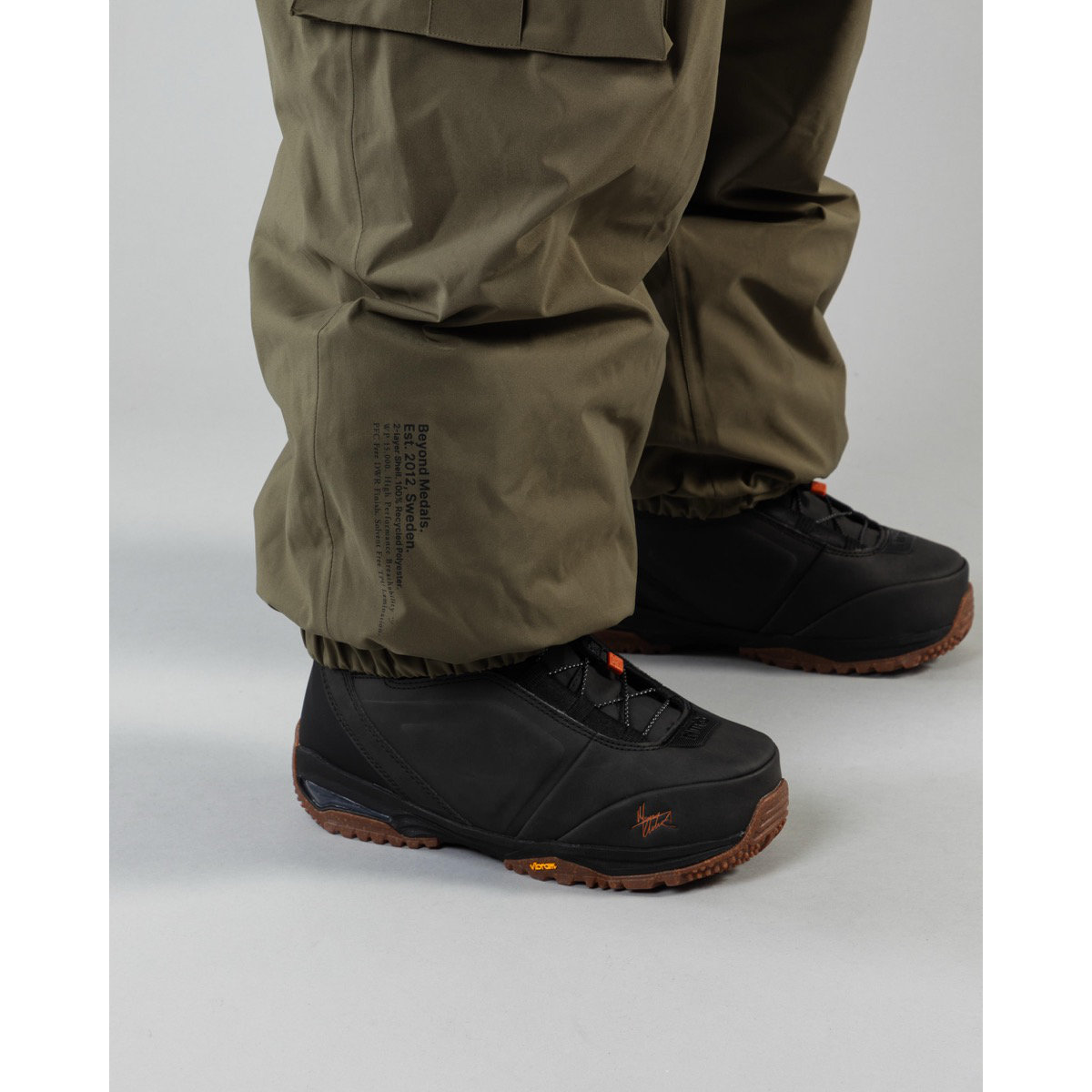 Schuhwerk, Schuh, Sneaker, Mantel, Person