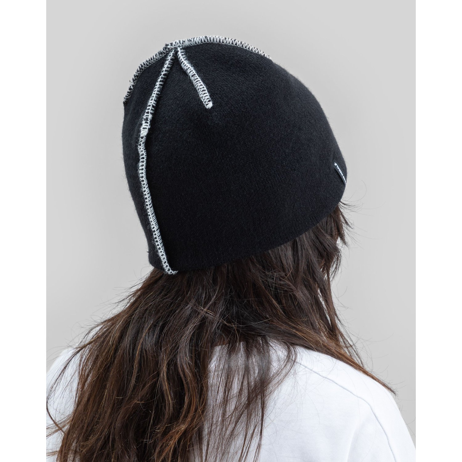Bonnet en laine, bonnet noir, bonnet tricoté, passepoil contrasté, coupe ample