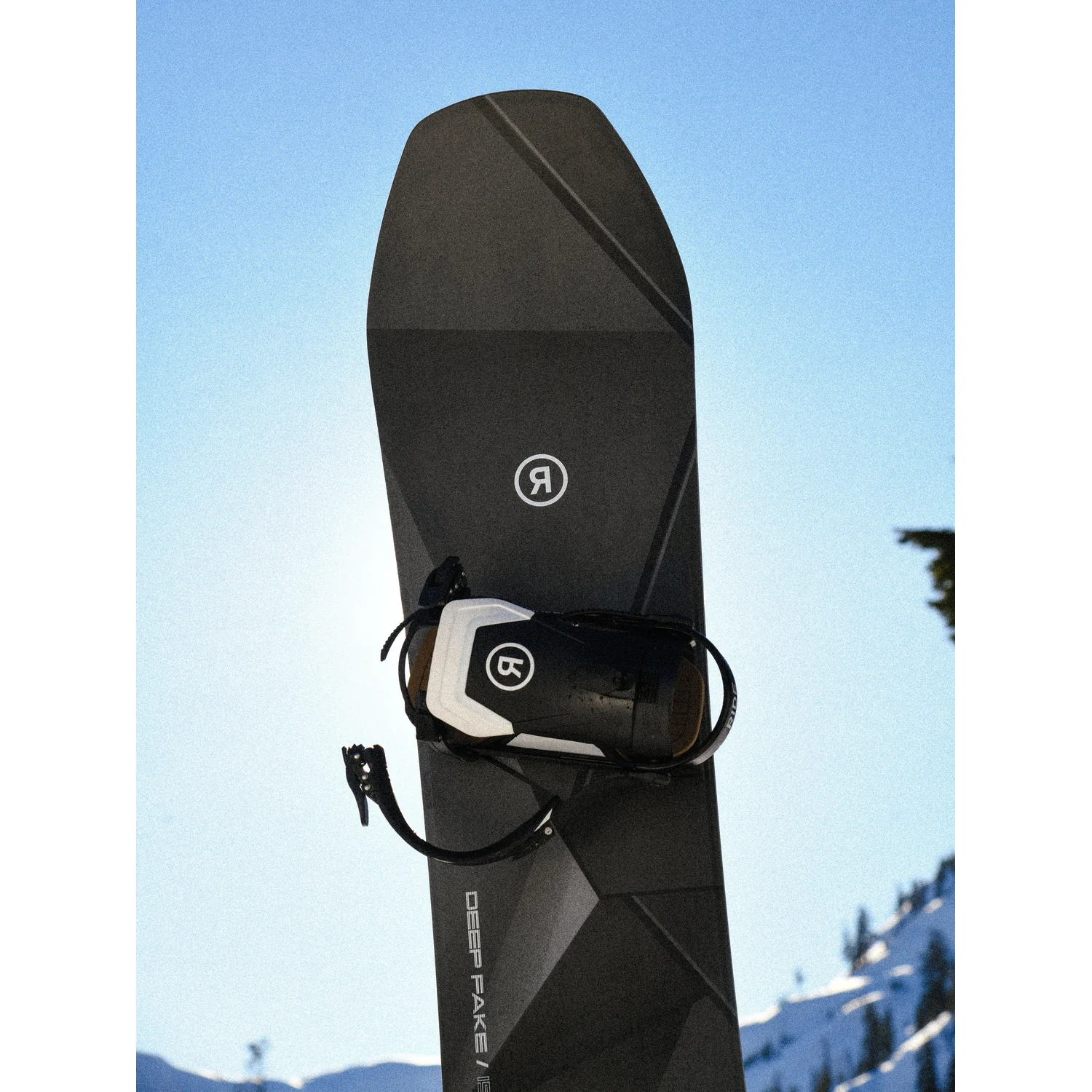 Deep Fake Snowboard, Snowboardbindung, schwarz, geometrisches Muster