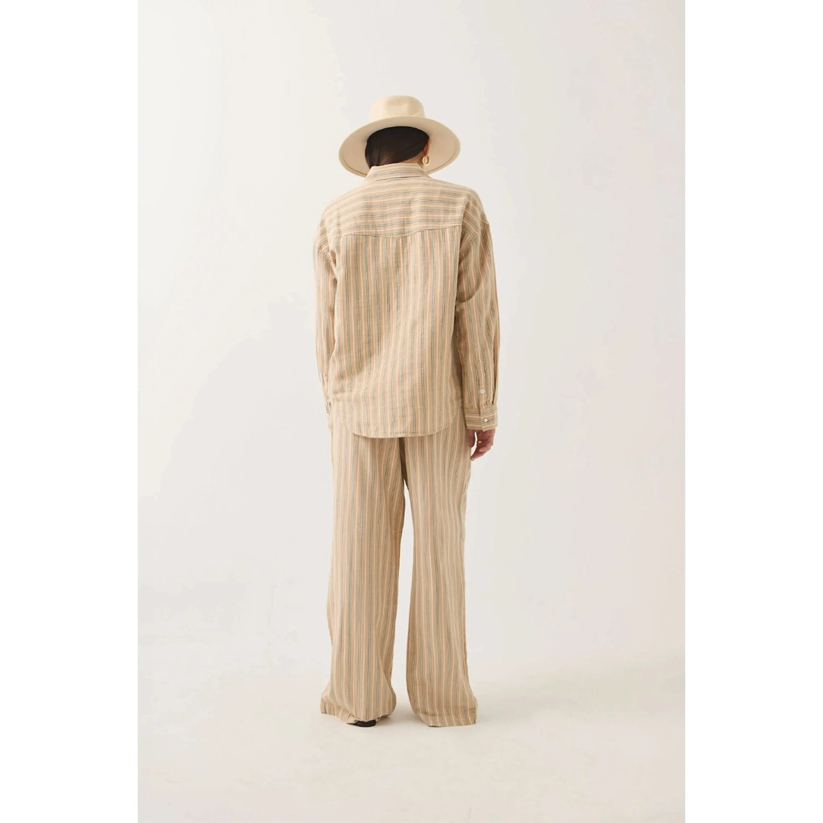 Beiges Streifenoutfit, Gestreifte Bluse/Shirt, Breite Hose, Strohhut, Rückansicht, Hemd, Streifen, Beige, Hut, Kombination aus Hose und Hemd