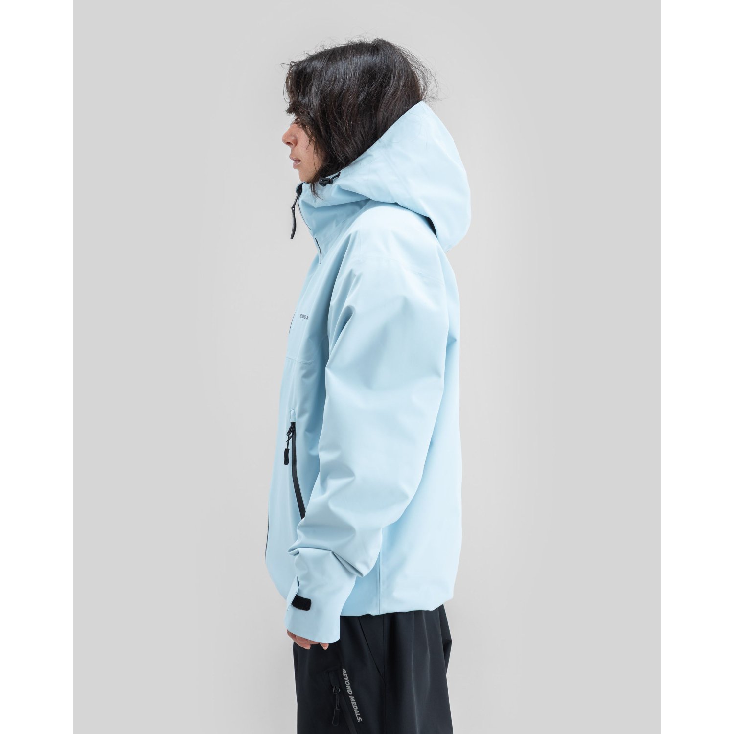 Sweat à capuche, veste bleue légère, coupe-vent, poches zippées, manches longues