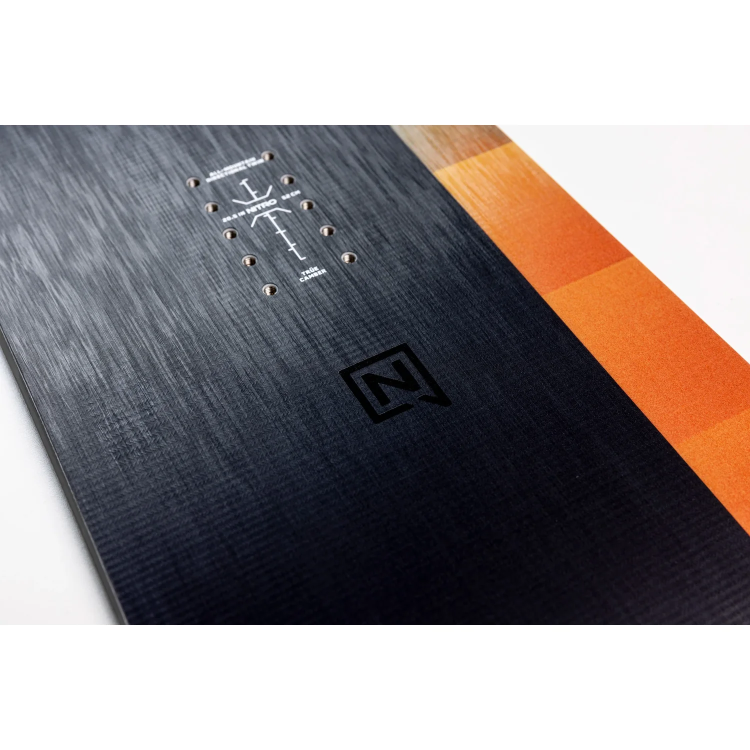 Snowboard, surface noire, noyau en bois, parois latérales orange, système d'insert