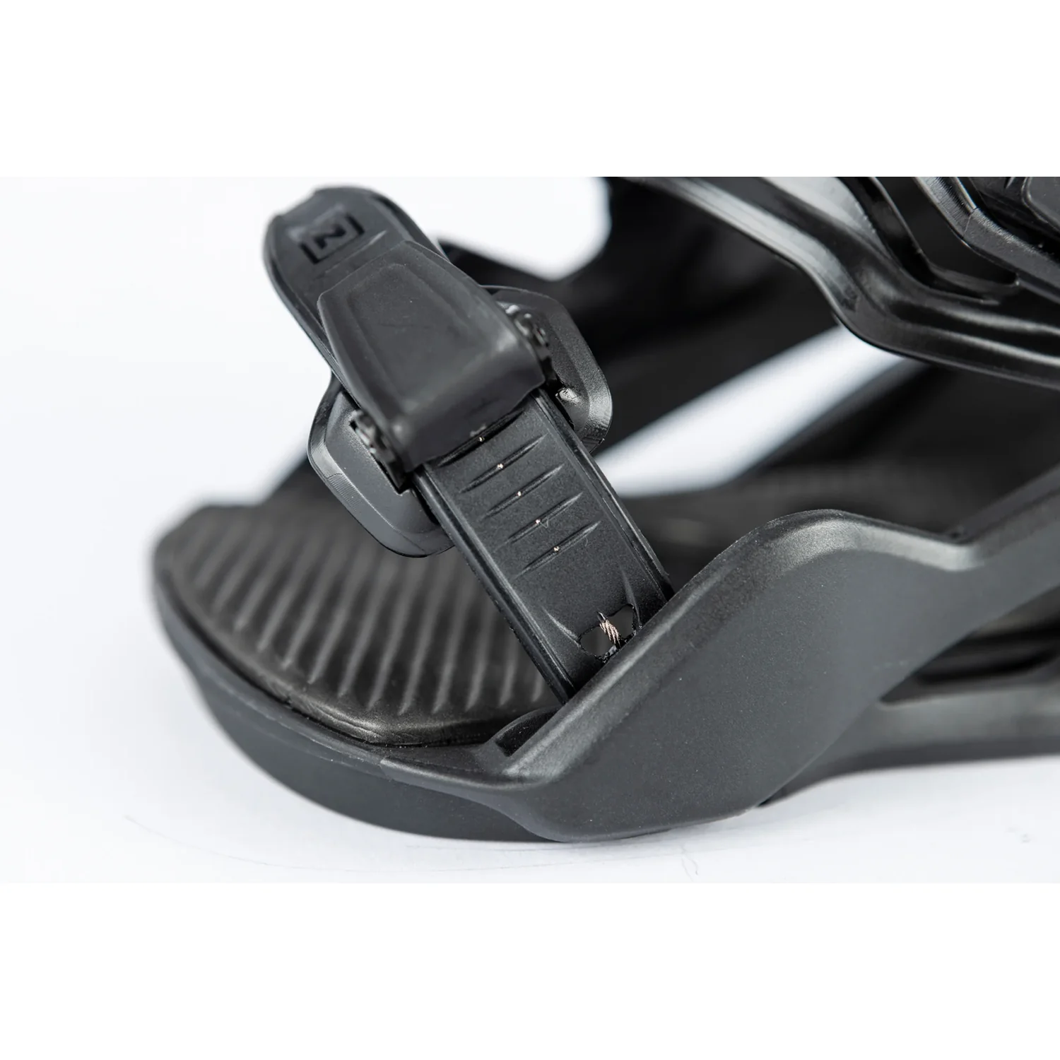 Charger Micro Box Kids 26 Fixation de snowboard, fermeture à cliquet, semelle intérieure, plastique, noir