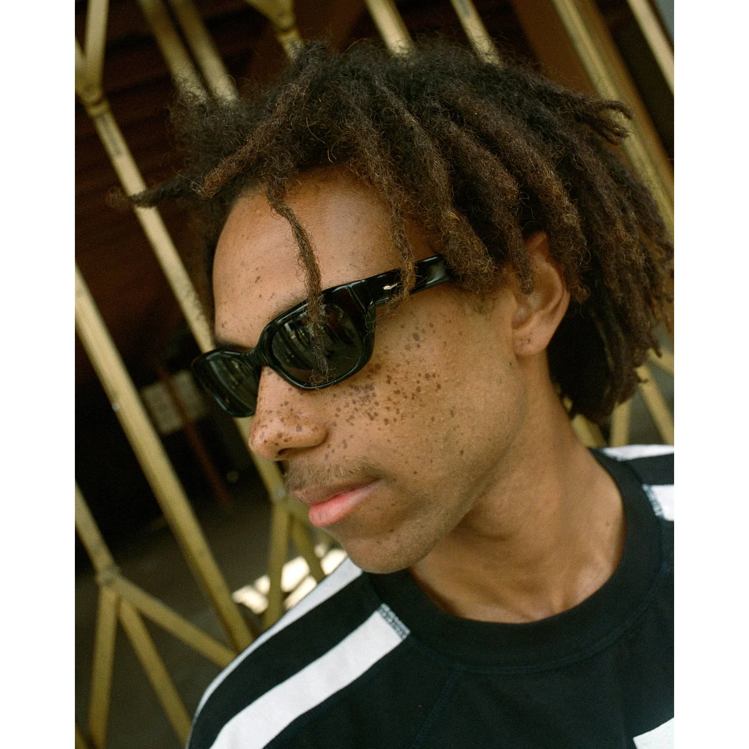 Sonnenbrille, schwarzes Gestell, getönte Gläser, Kunststoffrahmen