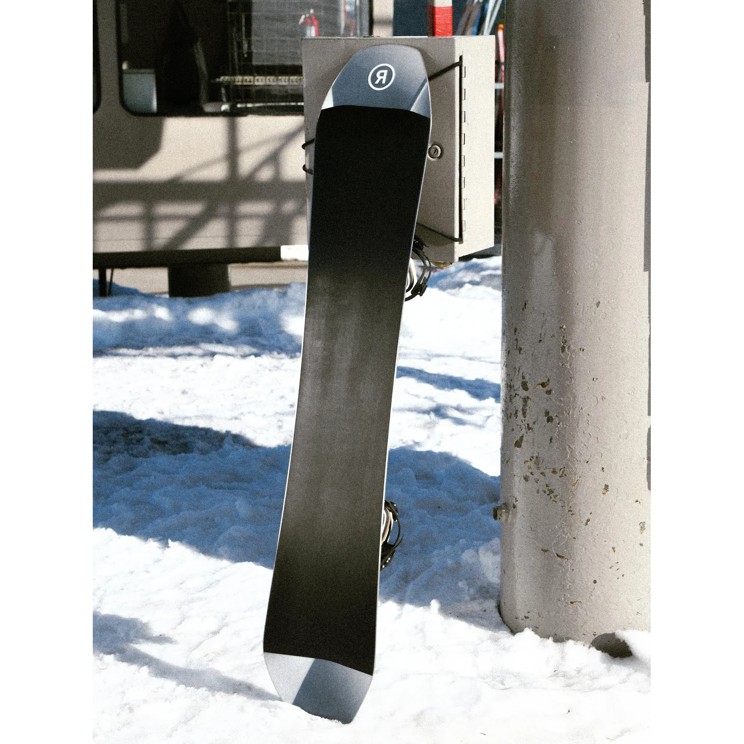 Deep Fake Snowboard, Schwarzes Deck, Graue Enden, Bindungen
