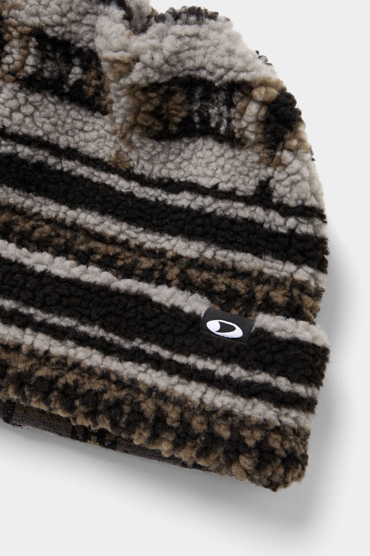 Bonnet en tricot, fourrure bouclée, motif en zigzag, aspect fourrure, logo brodé