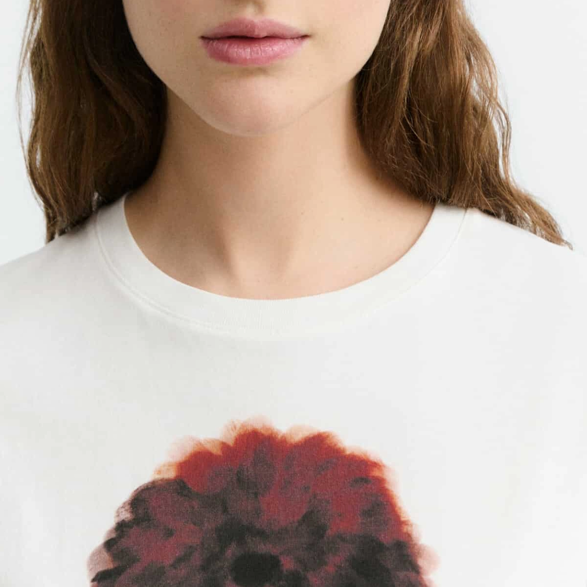 T-shirt, chemise blanche, col rond, imprimé graphique, motif floral