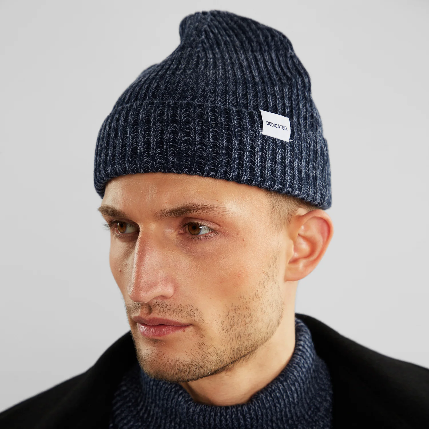 Bonnet en tricot, bleu foncé, maille côtelée, bord rabattu, chiné