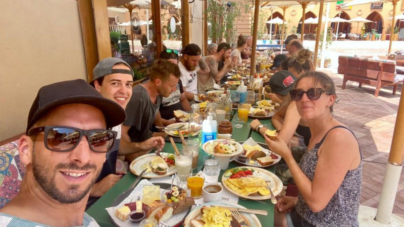 Camp-Teilnehmende beim gemeinsamen Essen