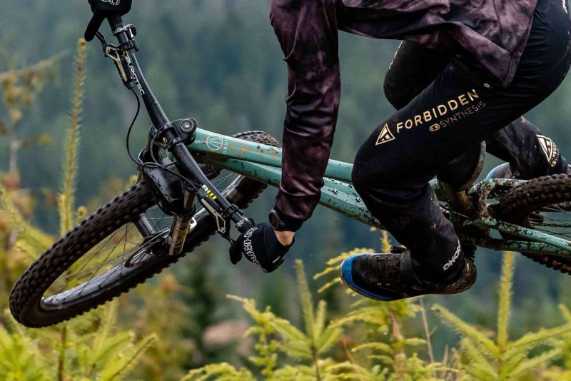 Un vététiste sur un « Forbidden Bike » en tout-terrain