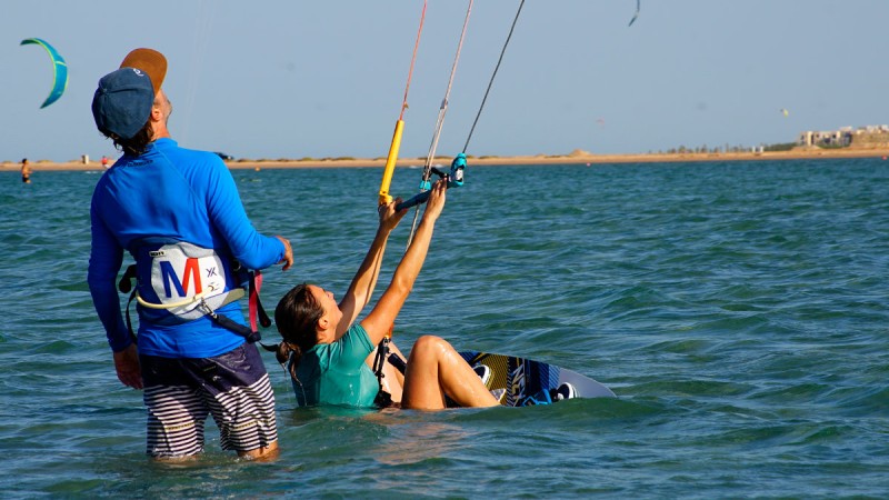 Kitelehrer begleitet eine Schülerin in der Lagune von El Gouna