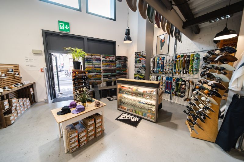 Verkaufsraum der Radix-Filiale in Zürich mit Skateboard-Wand