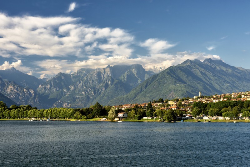 Blick über den Comersee auf die Berge