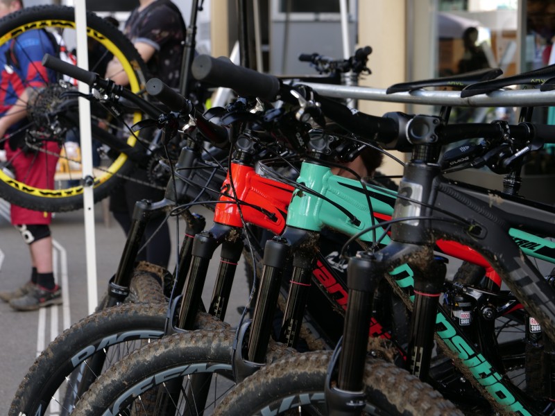 Reihe von Testbikes beim Radix Biketest in Liestal