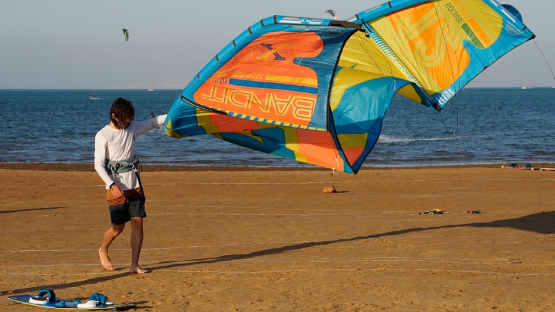 Wingfoiler mit buntem Wing am Strand von El Gouna
