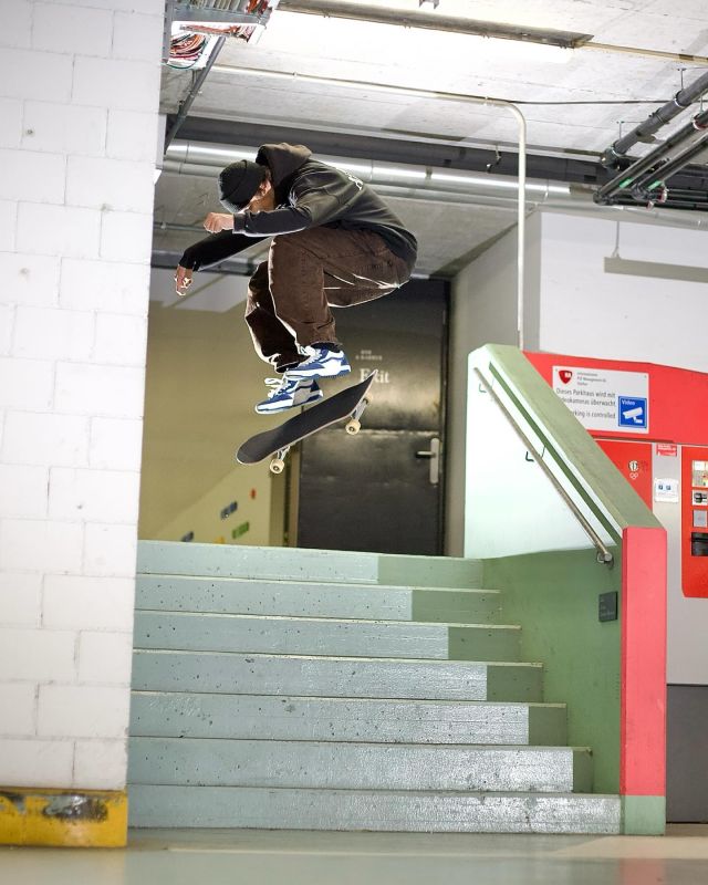 Skater springt über eine Treppe