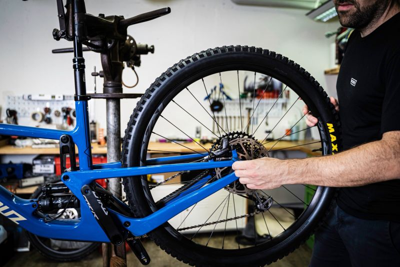 Un mécanicien travaille sur un VTT dans l'atelier « Radix »