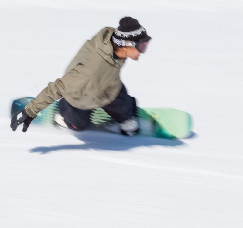 Snowboarder beim Carven auf der Piste