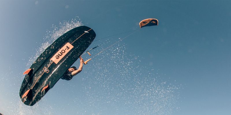 Kitesurfer in der Luft über dem Wasser